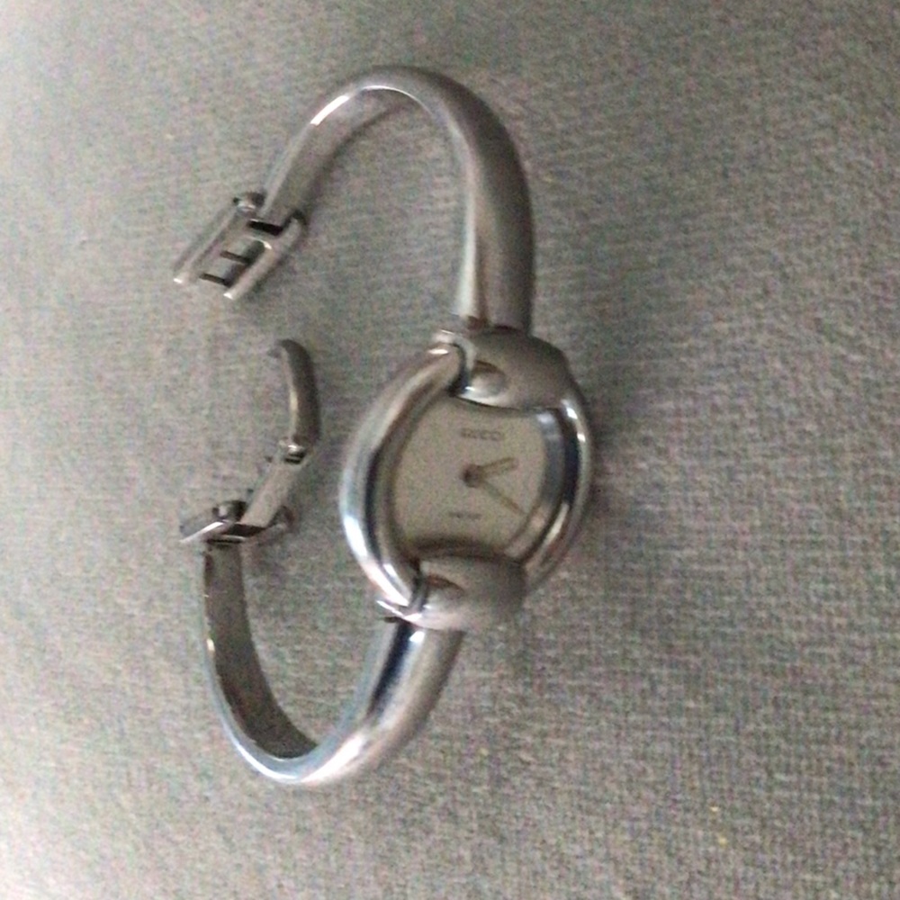 Gucci Petite Stainless Steel Vintage Watch 1400L needs repair to tell time.